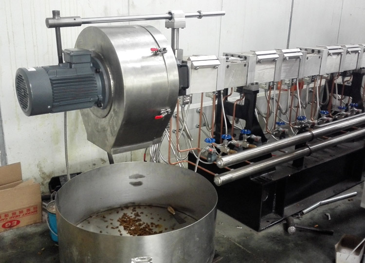 test-running-of-dog-food-extruder Testlauf des Hundefutter-Extruders