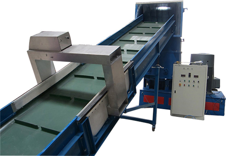 G&uuml;rtel-Conveyor-in-Plastic-Recycling.jpg
