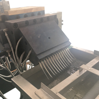 Saubere und zerquetschte PET-Flasche, um den Twin-Schrauben-Extruder zu recyceln