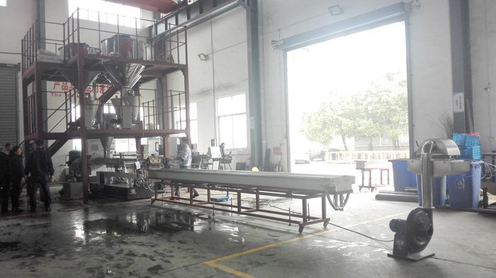 twin-screw-extrude.jpg Doppelschneckenextrude.jpg